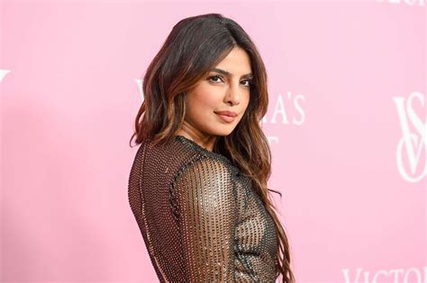 nude priyanka|Priyanka Chopra arrived at the Victorias Secret show in her。